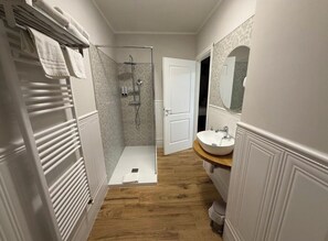 Shower, hair dryer, bidet, towels - Emy Suites (Civitavecchia)
