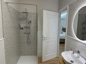 Shower, hair dryer, bidet, towels