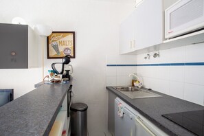 Private kitchen - "Le Pajo" Seafront apartment, T3 Air-conditioned - Wifi, Swimming pool and parking lot (Sète)