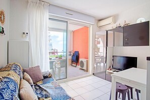 Living area - "Le Pajo" Seafront apartment, T3 Air-conditioned - Wifi, Swimming pool and parking lot (Sète)