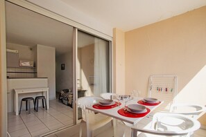Dining - "Le Pajo" Seafront apartment, T3 Air-conditioned - Wifi, Swimming pool and parking lot (Sète)