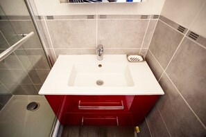Shower, hair dryer, soap, toilet paper - "Le Pajo" Seafront apartment, T3 Air-conditioned - Wifi, Swimming pool and parking lot (Sète)