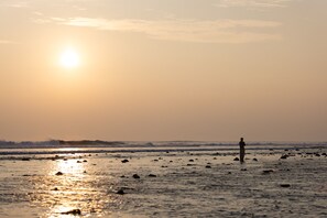 Playa en los alrededores y playa de arena blanca 