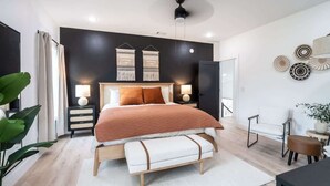 3 habitaciones, escritorio, tabla de planchar con plancha y wifi