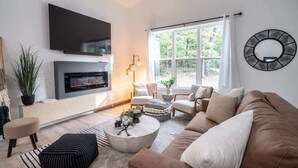 Televisión, chimenea y oficina