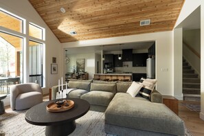 Smart TV, stereo - Mt Hood Cabin, Mini Golf, Hot Tub, Game Loft, Sleeps 10, 2.5 Bath, Pet Friendly (Mount Hood Village)