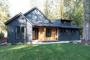 Exterior - Mt Hood Cabin, Mini Golf, Hot Tub, Game Loft, Sleeps 10, 2.5 Bath, Pet Friendly (Mount Hood Village)