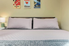 4 bedrooms, iron/ironing board, WiFi, bed sheets - Ranch Style Home_Sleeps 8_Fenced yard+Mins to FIFA (Grandview)