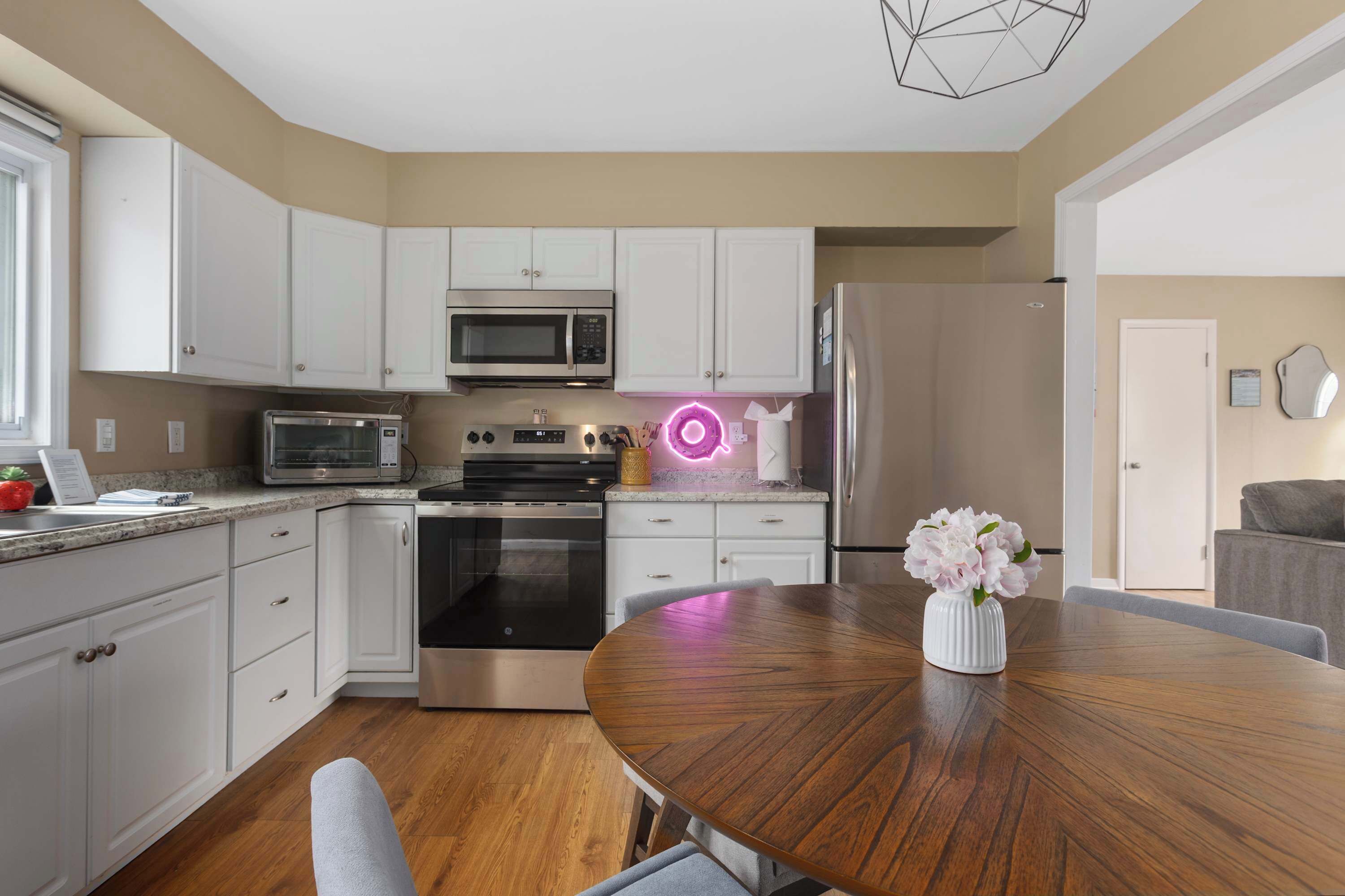 Geladeira, micro-ondas, fogão, cooktop