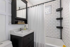 Douche, serviettes fournies, shampoing