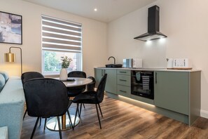 Microwave, oven, stovetop - Bright 1-Bed City Stay • Walk to DMU & Hospital (Leicester)