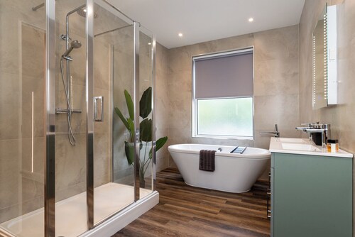 Bright 1-Bed City Stay • Walk to DMU & Hospital