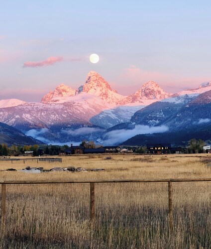 Stunning Teton View Casita 2 BR/2BA + Dog Friendly Near Hiking, and Skiing