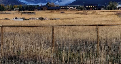 Stunning Teton View Casita 2 BR/2BA + Dog Friendly Near Hiking, and Skiing