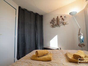 2 slaapkamers, reisbedje