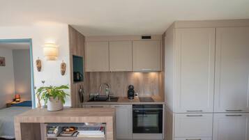 Fridge, microwave, dishwasher, coffee/tea maker