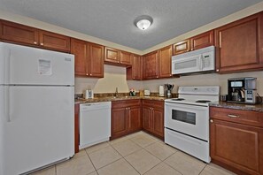 Fridge, microwave, oven, stovetop - The Cozy Palm- Bright 3BR Treasure Coast Retreat (Port St. Lucie)