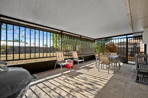 Outdoor dining - The Cozy Palm- Bright 3BR Treasure Coast Retreat (Port St. Lucie)