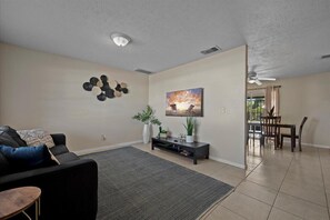 Smart TV - The Cozy Palm- Bright 3BR Treasure Coast Retreat (Port St. Lucie)