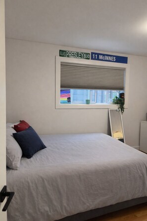 3 quartos, escrivaninha, ferros/tábuas de passar roupa