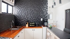 Oven, coffee/tea maker, electric kettle, toaster - Comfort apt in Oaxaca centro | Large kitchen, TV room + 100MB internet + KS bed (Oaxaca de Juárez)