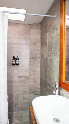 Shower, hair dryer, towels, soap - Comfort apt in Oaxaca centro | Large kitchen, TV room + 100MB internet + KS bed (Oaxaca de Juárez)