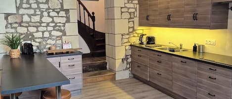 Réfrigérateur, micro-ondes, four, lave-vaisselle