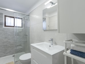 Douche, sèche-cheveux, serviettes fournies