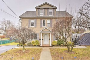 Exterior - Charming Mamaroneck| 3BR, 3BA, 22 Mi to Manhattan (Mamaroneck)