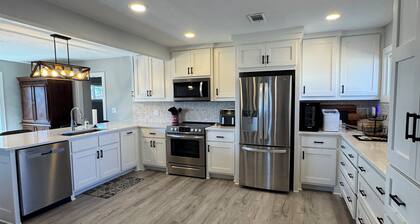 Charming two-bed home in Gladstone 15 minutes from Arrowhead and airport