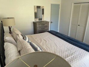 3 habitaciones, tabla de planchar con plancha, wifi y ropa de cama 
