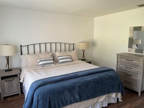 3 habitaciones, tabla de planchar con plancha, wifi y ropa de cama 