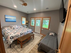3 bedrooms, WiFi - Big Swan Escape Lakefront Dock Fire Pit Sleeps 10 (Dassel)