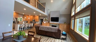 Big Swan Escape Lakefront Dock Fire Pit Sleeps 10