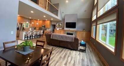 Big Swan Escape Lakefront Dock Fire Pit Sleeps 10