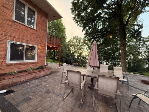 Stone Lodge Hideout on Lake Washington with 3000 Acres of Water