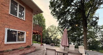 Stone Lodge Hideout on Lake Washington with 3000 Acres of Water