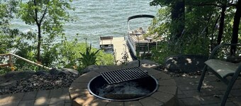 Stone Lodge Hideout on Lake Washington with 3000 Acres of Water