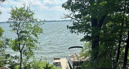 Stone Lodge Hideout on Lake Washington with 3000 Acres of Water