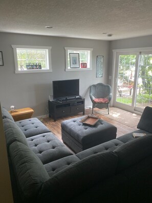 Tv, tv-spel, dvd-spelare och en stereo