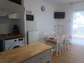 Dining - Air-conditioned studio with cabin, parking, terrace, 500m from beach (Argelès-sur-Mer)