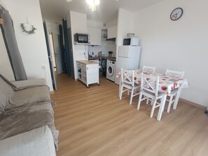 Interior - Air-conditioned studio with cabin, parking, terrace, 500m from beach (Argelès-sur-Mer)