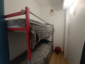 Room - Air-conditioned studio with cabin, parking, terrace, 500m from beach (Argelès-sur-Mer)