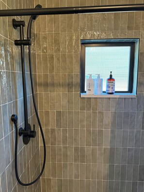 Shower, hair dryer, towels, soap - Packwood's RangerStation@Mt Rainier-WIFI-Pets ok (Packwood)