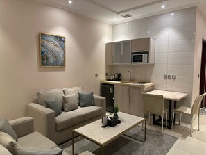 Suite Junior, 1 lit double, vue ville | Coin séjour | Télévision de 43 pouces avec chaînes par satellite