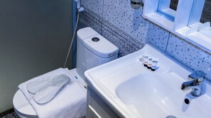 Suite Junior, 1 lit double, vue ville | Salle de bain | Douche, articles de toilette gratuits, sèche-cheveux
