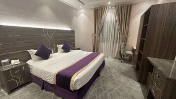 Junior Suite, 1 Double Bed, City View | Egyptian cotton sheets, premium bedding, desk, laptop workspace
