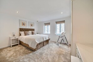2 bedrooms, desk, iron/ironing board, travel cot - Stylish 2Bed 2Bath Kensington Olympia Flat (Greater London)