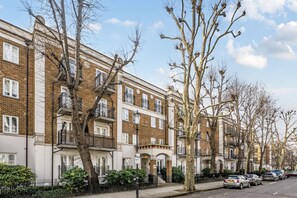 Exterior - Stylish 2Bed 2Bath Kensington Olympia Flat (Greater London)