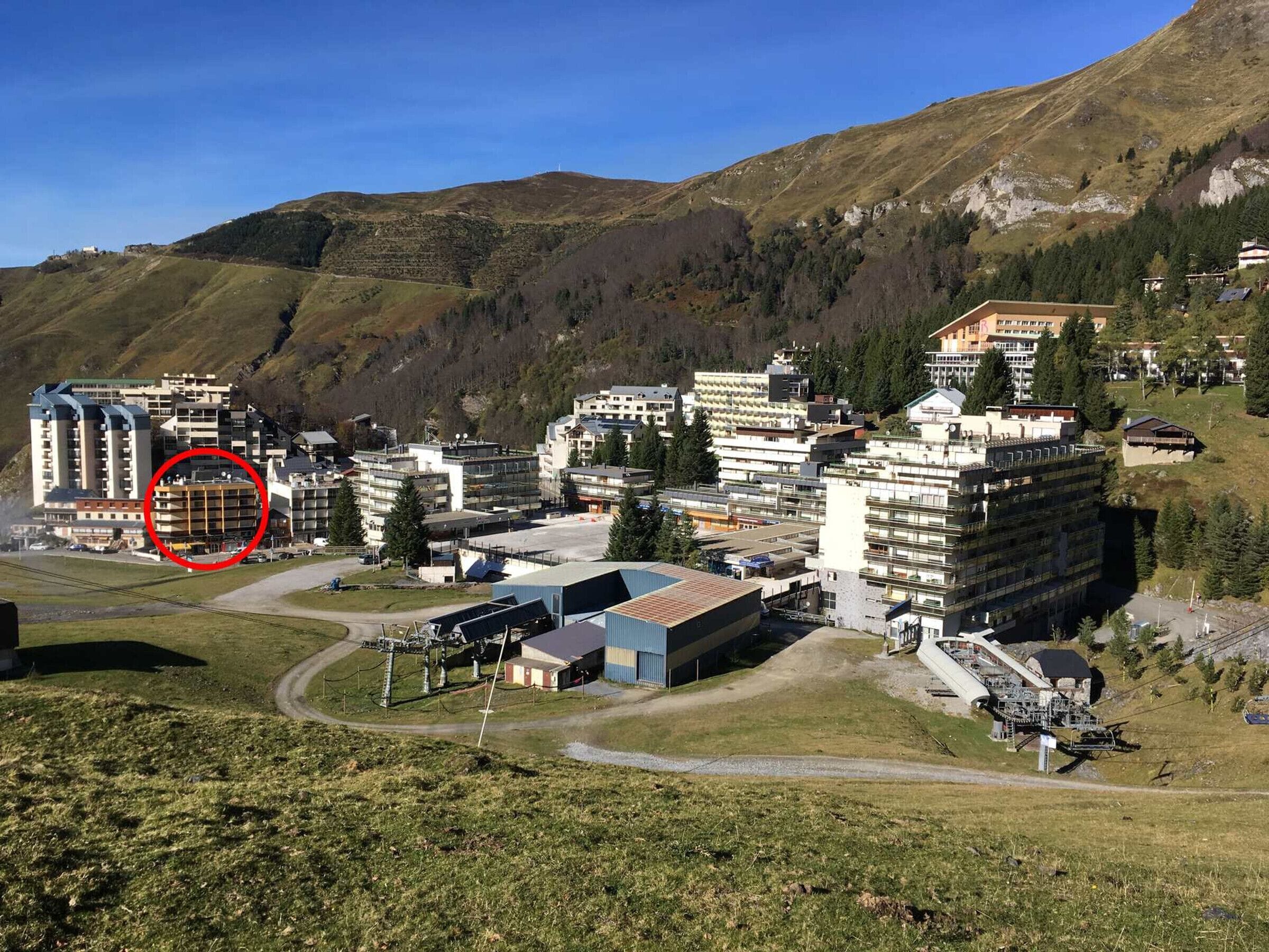 Un complejo hotelero con varias edificaciones, incluyendo una estructura principal de varios pisos y otras más pequeñas.